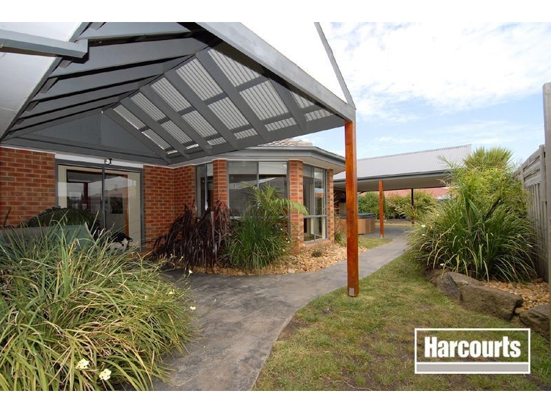 3 Staunton Walk, Cranbourne East VIC 3977