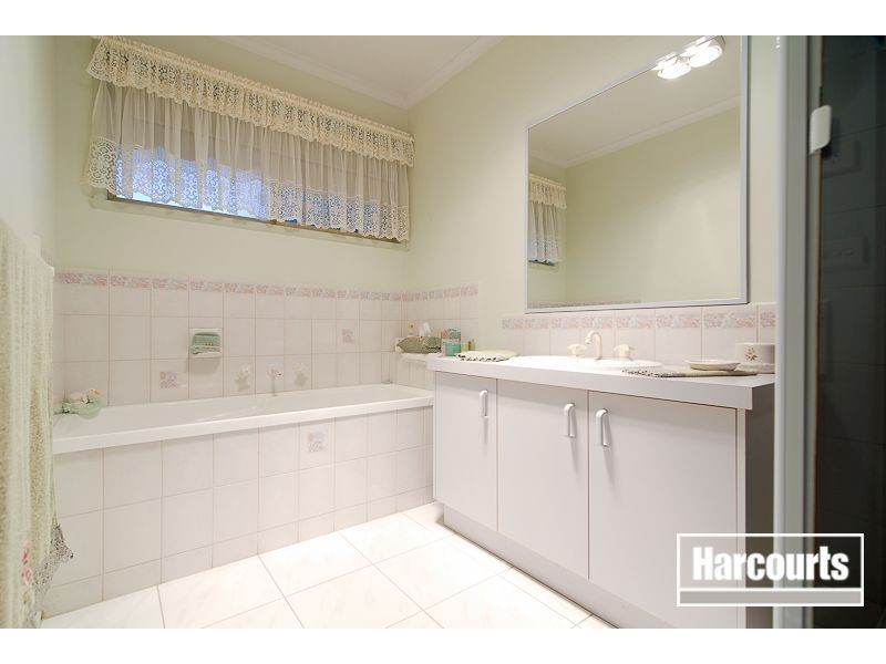 11 Ellenvale Drive, Narre Warren VIC 3805