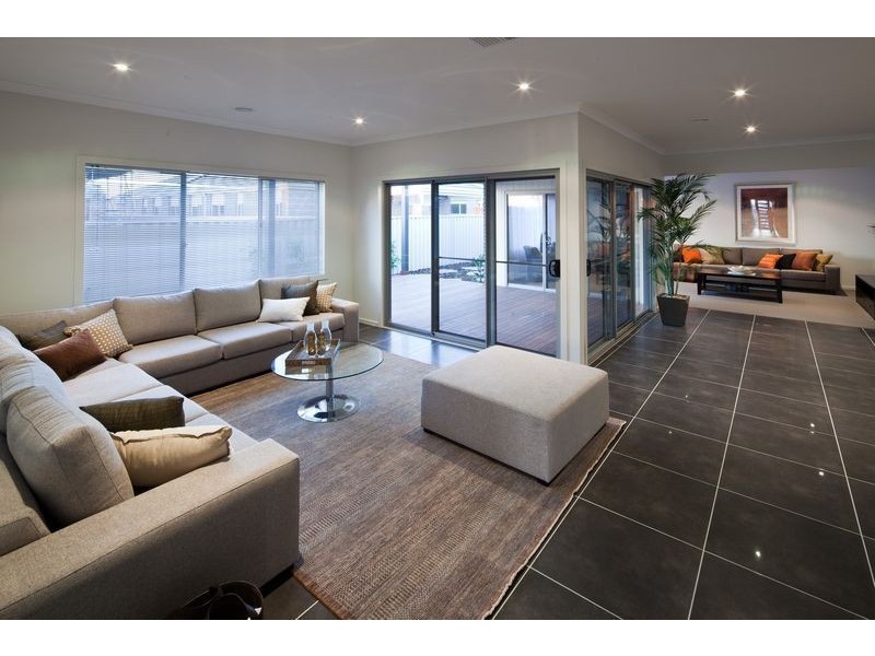 10 Ercildoune Court, Cranbourne West VIC 3977