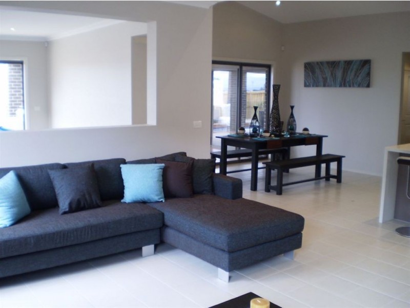 4 Black Caeser Drive, Cranbourne East VIC 3977