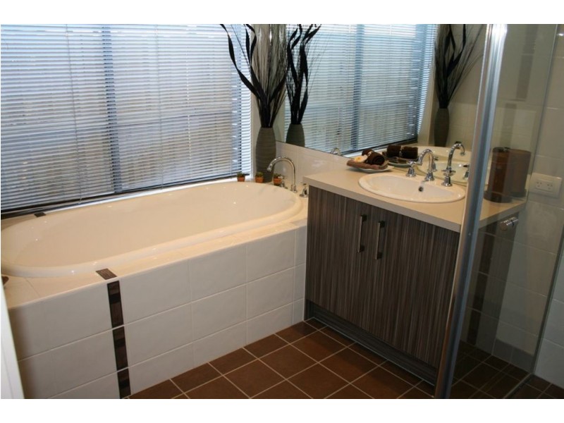 4 Black Caeser Drive, Cranbourne East VIC 3977