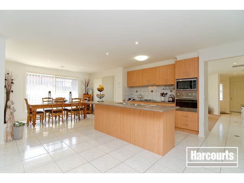 16 Meadowlands Way, Berwick VIC 3806