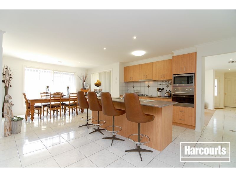 16 Meadowlands Way, Berwick VIC 3806