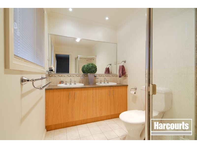 16 Meadowlands Way, Berwick VIC 3806