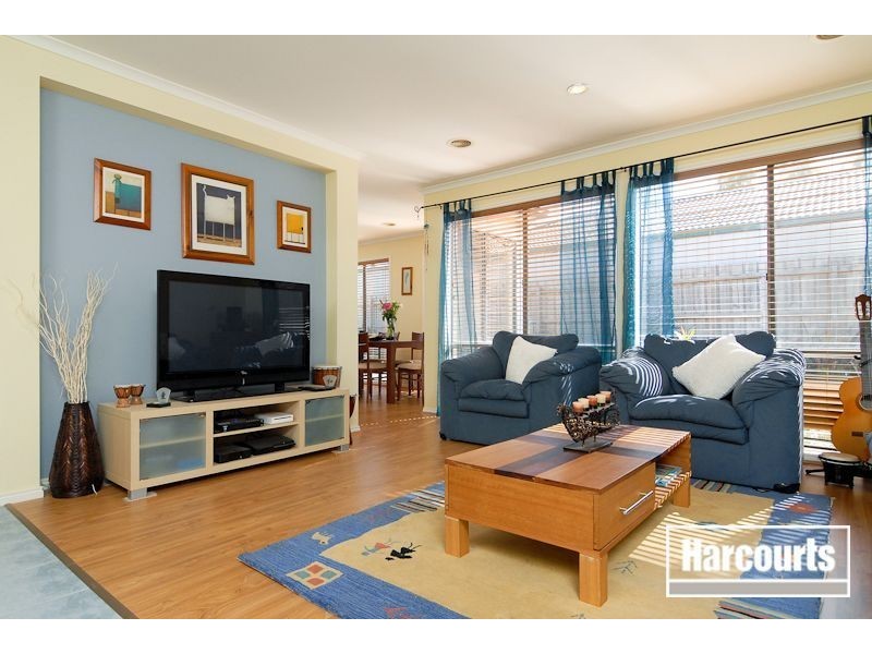 18 Glenshee Drive, Lynbrook VIC 3975