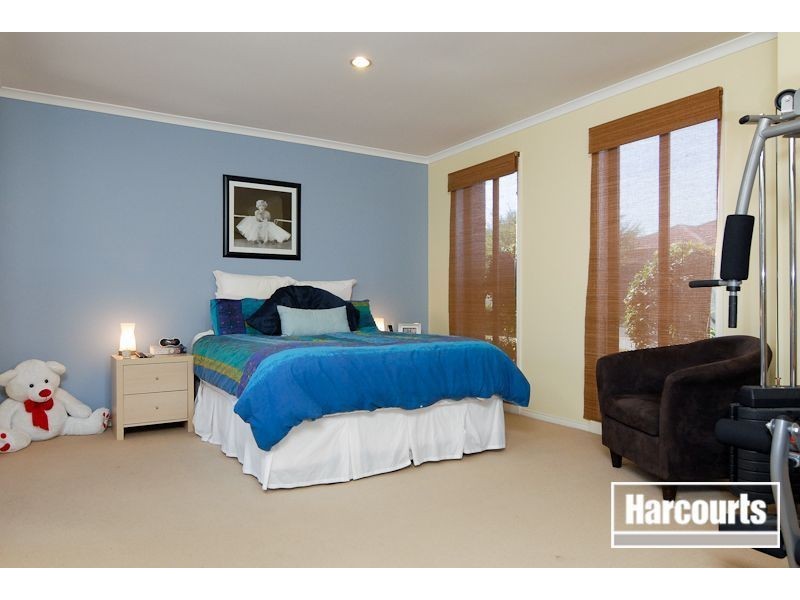 18 Glenshee Drive, Lynbrook VIC 3975