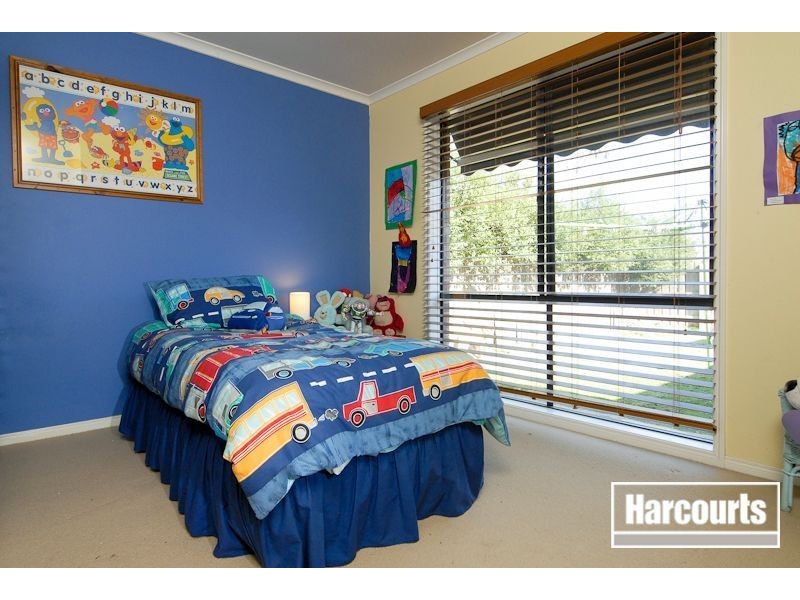 18 Glenshee Drive, Lynbrook VIC 3975