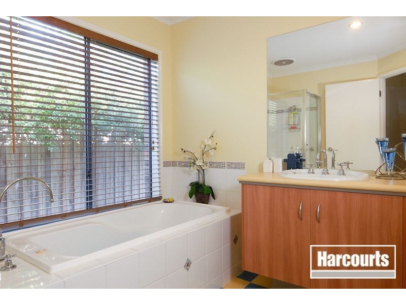 18 Glenshee Drive, Lynbrook VIC 3975