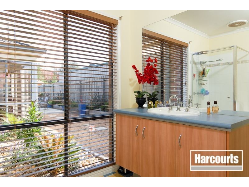 18 Glenshee Drive, Lynbrook VIC 3975