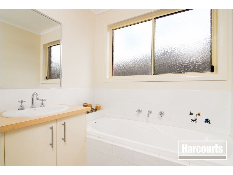 8 Athena Court, Cranbourne VIC 3977