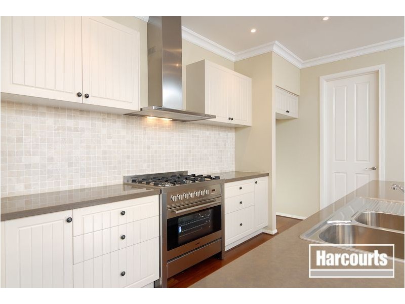 8 Nature Circuit, Cranbourne North VIC 3977
