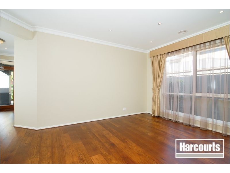 8 Nature Circuit, Cranbourne North VIC 3977