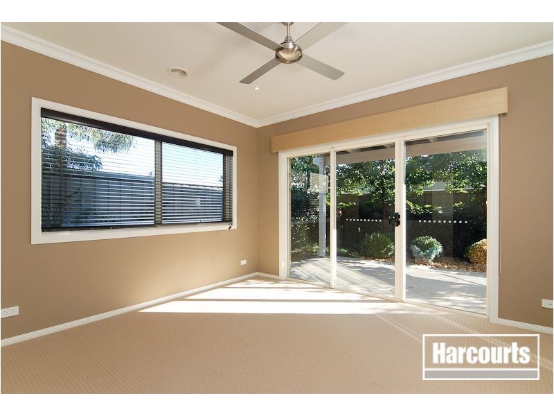 8 Nature Circuit, Cranbourne North VIC 3977