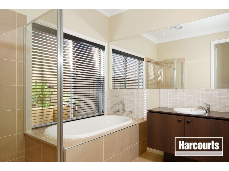 8 Nature Circuit, Cranbourne North VIC 3977