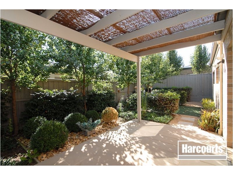 8 Nature Circuit, Cranbourne North VIC 3977