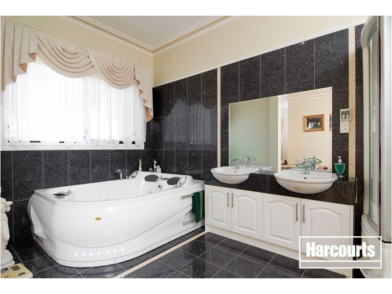 33 Champagne Grove, Narre Warren South VIC 3805