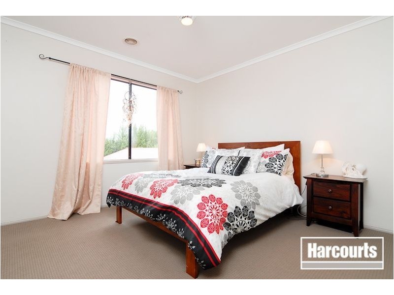 8 Charmouth Rd, Narre Warren South VIC 3805