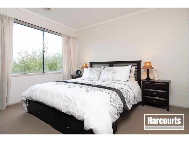 8 Charmouth Rd, Narre Warren South VIC 3805