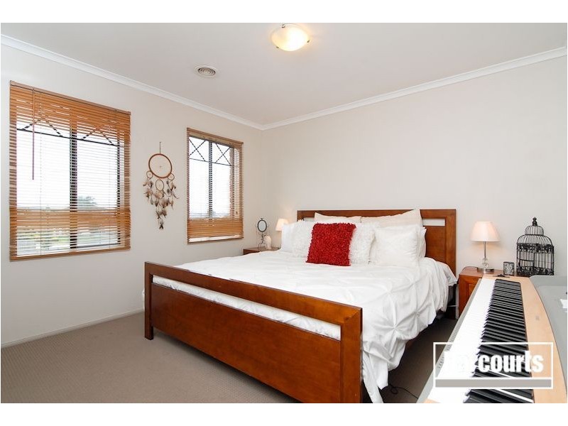 8 Charmouth Rd, Narre Warren South VIC 3805