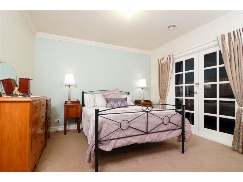 32 Champagne Grove, Narre Warren South VIC 3805