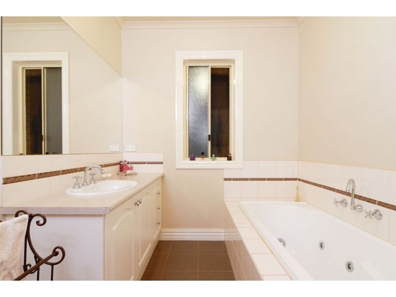 32 Champagne Grove, Narre Warren South VIC 3805