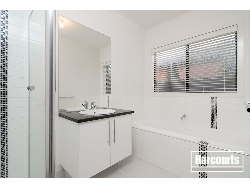 24 Nurture Avenue, Cranbourne North VIC 3977