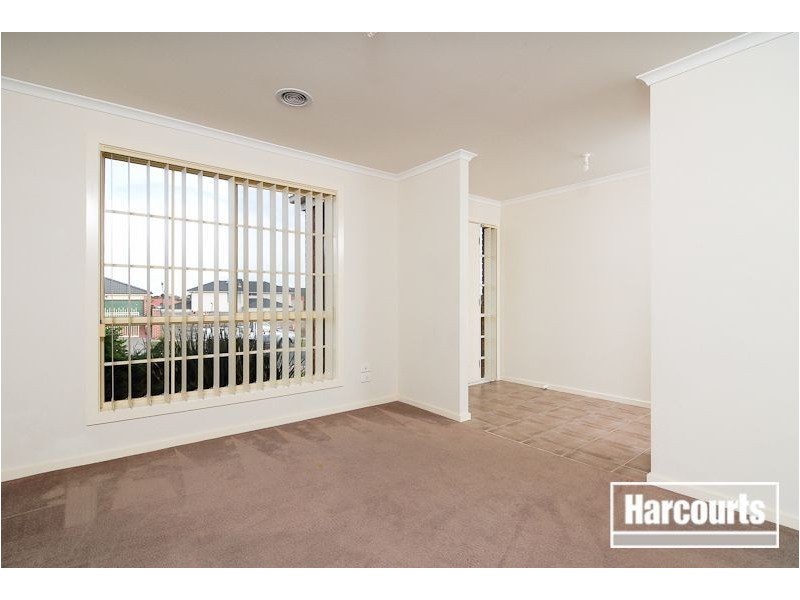 10 Oakgrove Drive, Narre Warren South VIC 3805