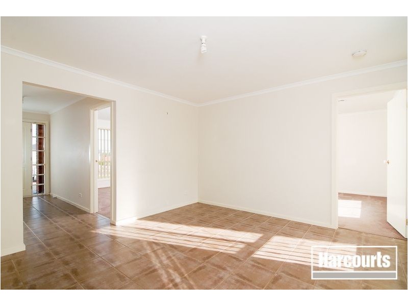 10 Oakgrove Drive, Narre Warren South VIC 3805