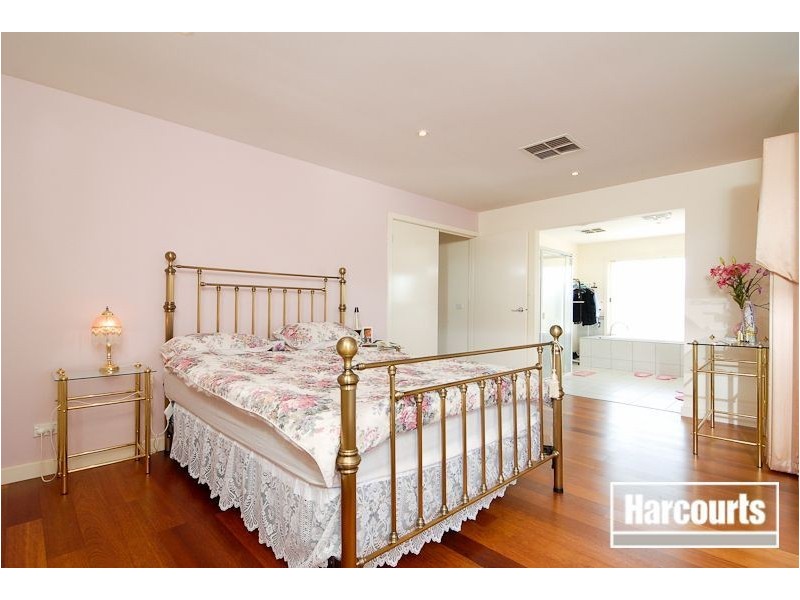 33 Cunneen Crescent, Berwick VIC 3806