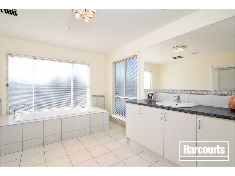 33 Cunneen Crescent, Berwick VIC 3806