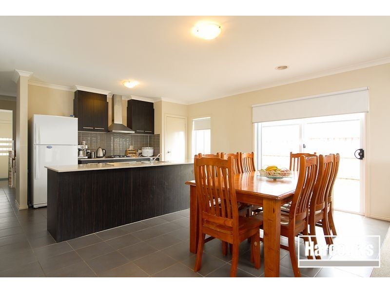 15 Dunferline Crescent, Cranbourne VIC 3977