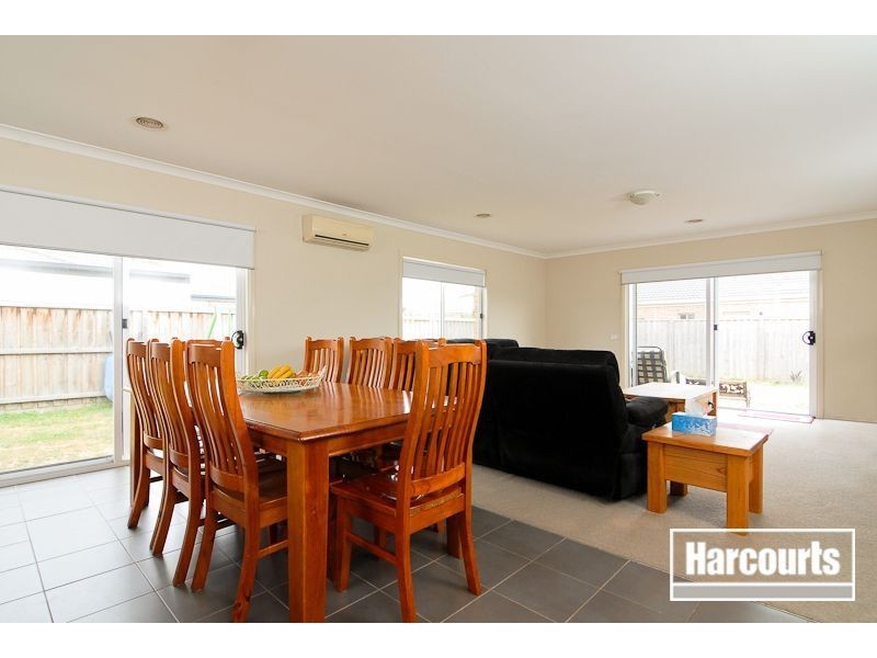 15 Dunferline Crescent, Cranbourne VIC 3977