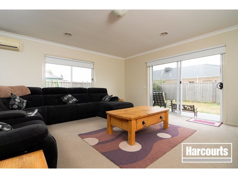 15 Dunferline Crescent, Cranbourne VIC 3977