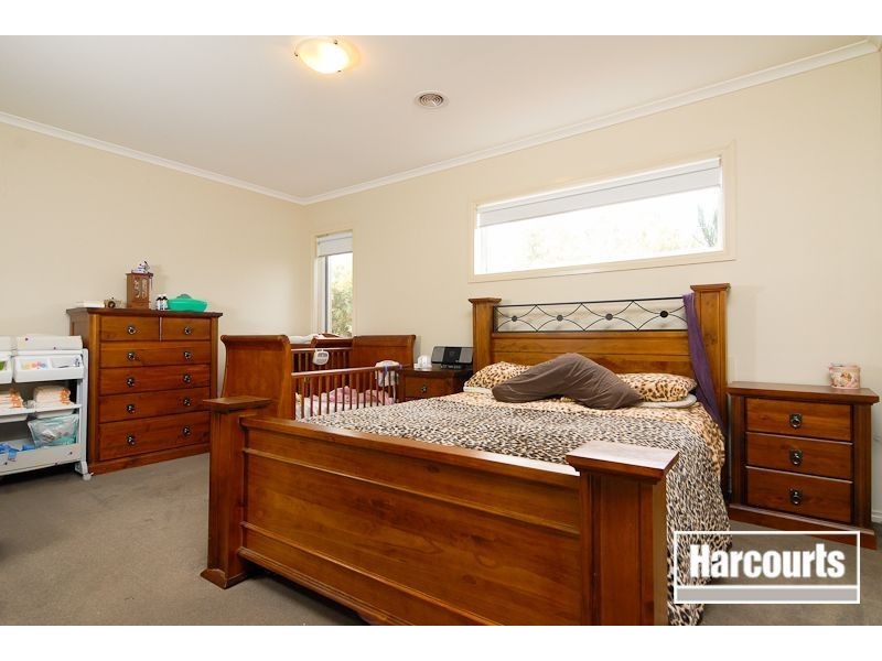15 Dunferline Crescent, Cranbourne VIC 3977