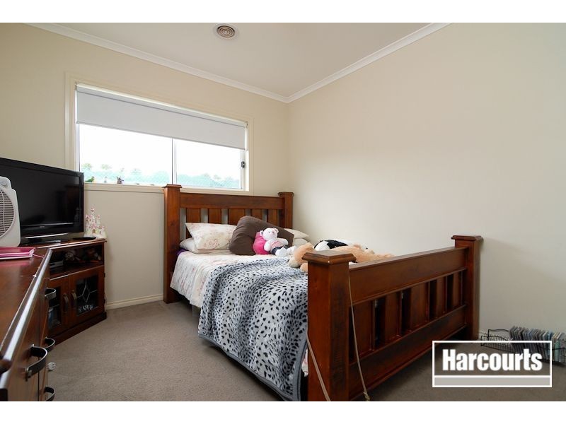 15 Dunferline Crescent, Cranbourne VIC 3977