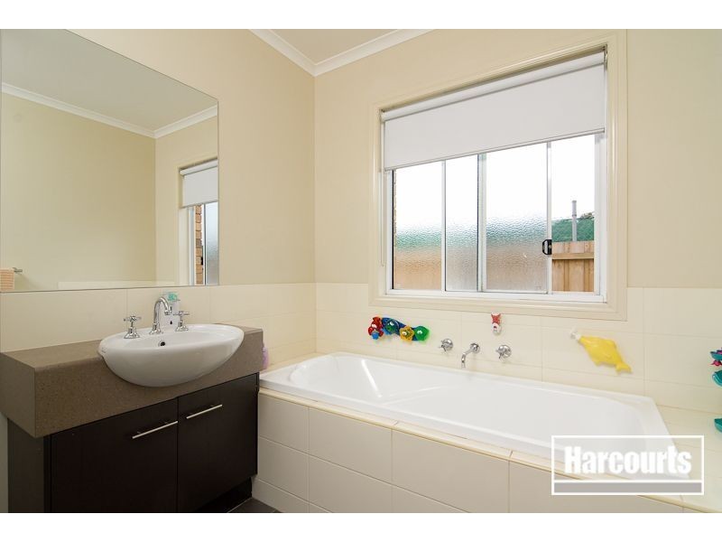 15 Dunferline Crescent, Cranbourne VIC 3977