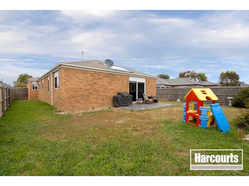 15 Dunferline Crescent, Cranbourne VIC 3977