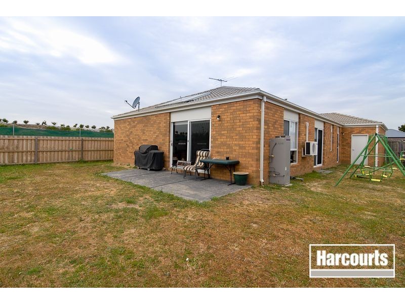 15 Dunferline Crescent, Cranbourne VIC 3977