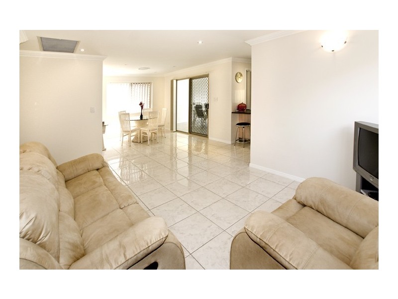 8 Robert Close, Redcliffe QLD 4020