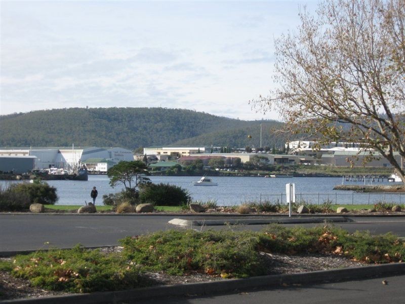 102 Gepp Parade, Derwent Park TAS 7009