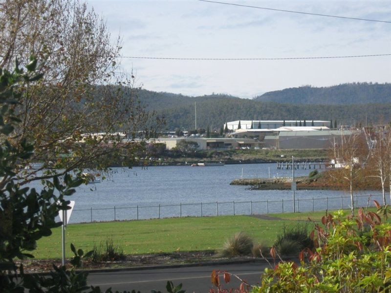 102 Gepp Parade, Derwent Park TAS 7009