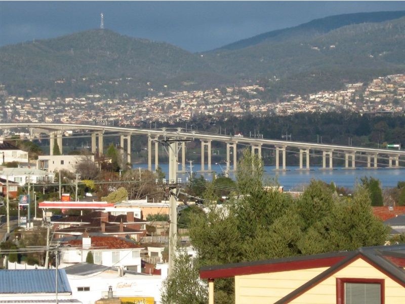 8/84 Malunna Road, Lindisfarne TAS 7015