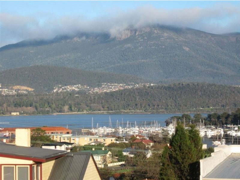 8/84 Malunna Road, Lindisfarne TAS 7015