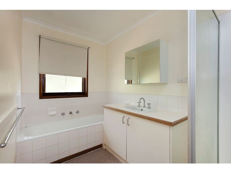 11 Birdwood Ave, Cockatoo VIC 3781