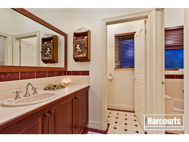 8 Station Avenue, Emerald VIC 3782