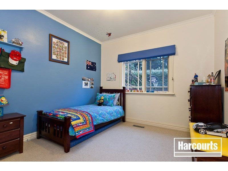 8 Station Avenue, Emerald VIC 3782