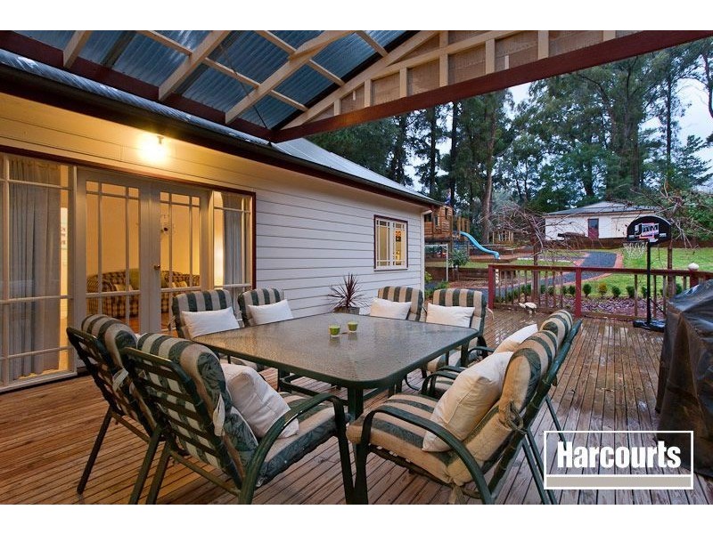 8 Station Avenue, Emerald VIC 3782