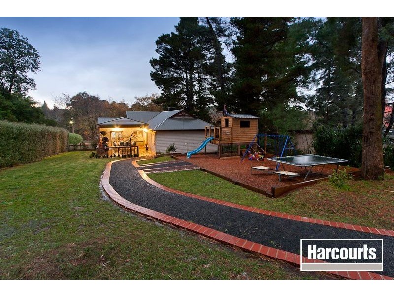 8 Station Avenue, Emerald VIC 3782