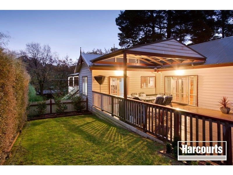 8 Station Avenue, Emerald VIC 3782