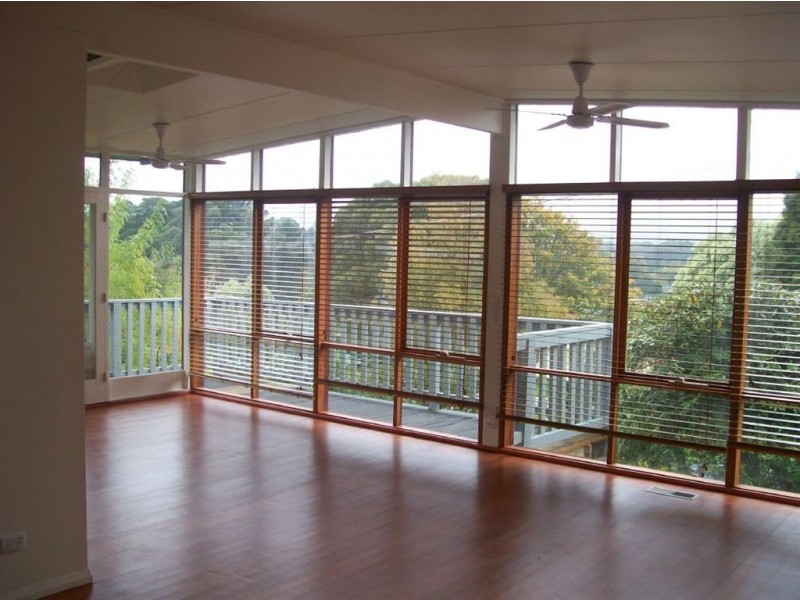 27 Heroes Avenue, Emerald VIC 3782